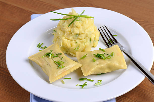 schwäbische gerichte maultaschen taschen mit kartoffelpüree - maultaschen stock-fotos und bilder