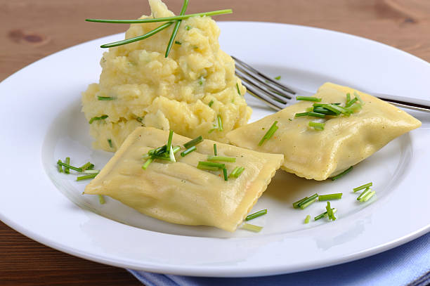schwäbische taschen mit kartoffelpüree vegetarische stil - maultaschen stock-fotos und bilder