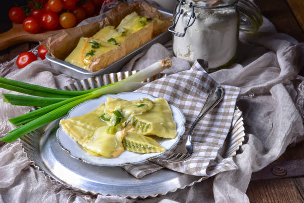 schwäbischen ravioli überbacken mit käse - maultaschen stock-fotos und bilder