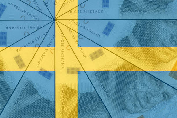 sverige penningpolitik och ekonomi. svenska flaggan överlade med nya krona sedlar mönster. pengar bakgrundsbild. begreppet nationell affärsutveckling - svenska pengar bildbanksfoton och bilder