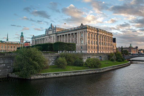 swedish parliament building in central stockholm. - val sverige bildbanksfoton och bilder