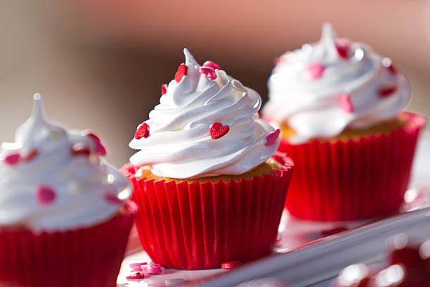 delicato cupcakes dolce - pasticcini foto e immagini stock