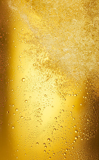 wirbelnde bier mit tautropfen aufwecken - blase physikalischer zustand stock-fotos und bilder