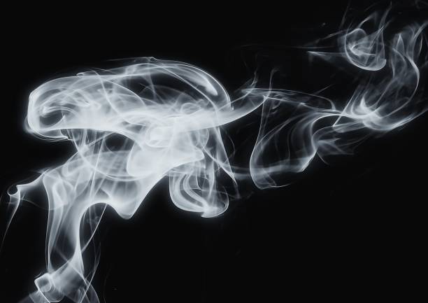 humo giratorio - smoke on black fotografías e imágenes de stock