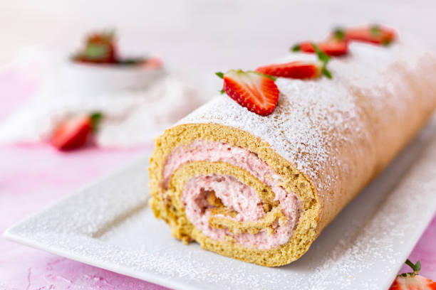 thạch cuộn thụy sĩ cuộn với dâu tây cận cảnh - roll cream strawberries hình ảnh sẵn có, bức ảnh & hình ảnh trả phí bản quyền một lần