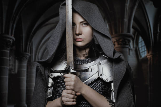 espada empuñando vikingo guerrero oscuro pelo mujer en campo montaña salvaje - warriors fotografías e imágenes de stock