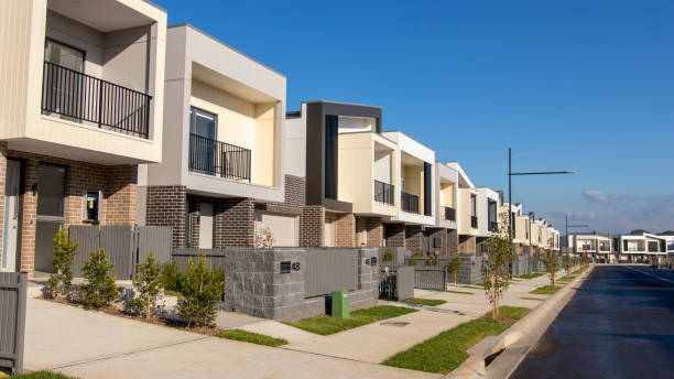 sydney, australia - 3rd june, 2019: new housing construction on the outer suburbs of sydney. - planear obras vermelho imagens e fotografias de stock