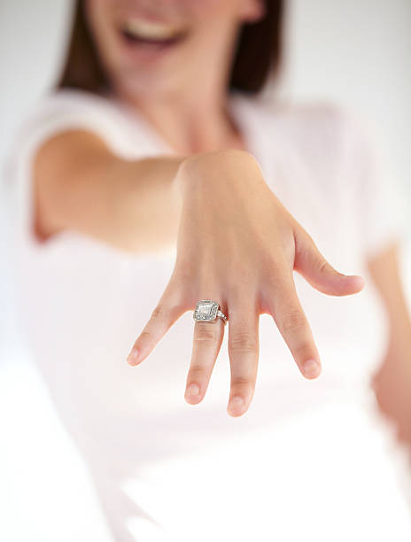 symbols of life long love - diamant ring display stockfoto's en -beelden