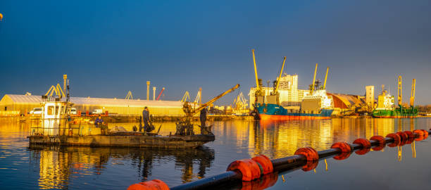 szczecin, polonia-diciembre 2018:crew de barcaza de tendido de un oleoducto en el puerto de szczecin, polonia - fotografía imágenes fotografías e imágenes de stock