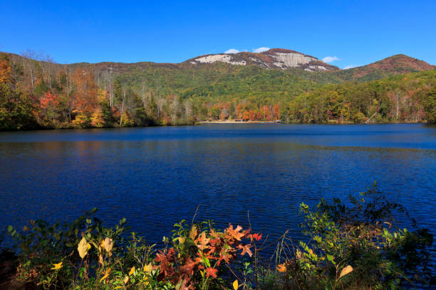 Table Rock State Park in South Carolina Pinnacle Lake at Table Rock State Park in Pickens, South Carolina in the fall state park stock pictures, royalty-free photos & images