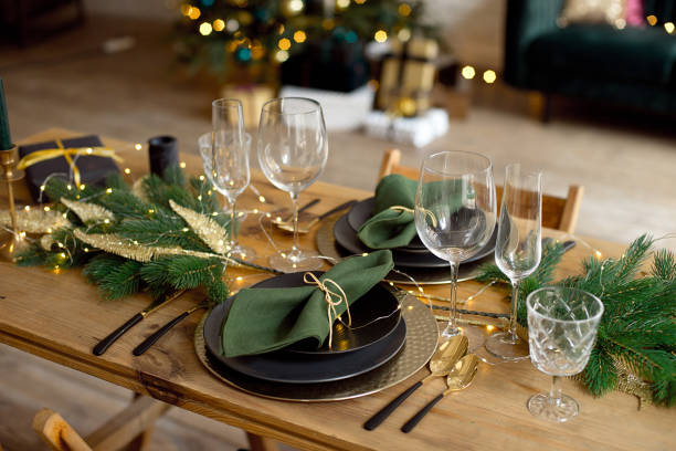 tavolo servito per la cena di natale in soggiorno, vista ravvicinata, impostazione del tavolo, decorazione natalizia - christmas table foto e immagini stock