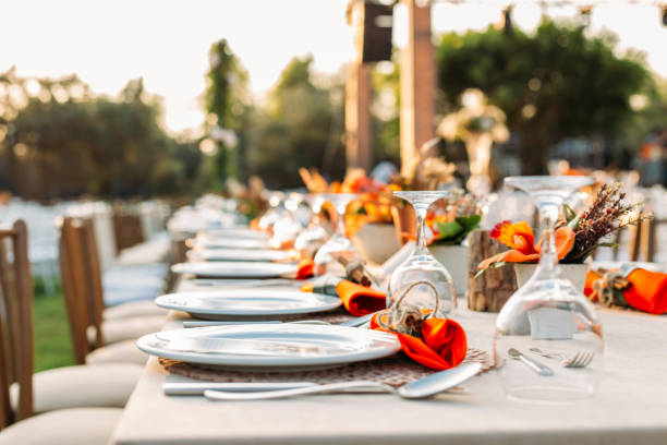 tabel instelling voor een evenement feest of huwelijksreceptie - sunset dining stockfoto's en -beelden