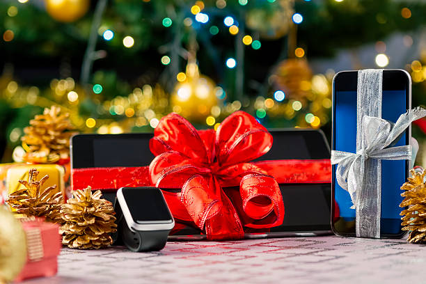 tablet pc, smartphone and smartwatch for christmas - smartphone christmas imagens e fotografias de stock