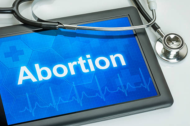 aborto comprimido con el texto en la pantalla - abortion clinic fotografías e imágenes de stock