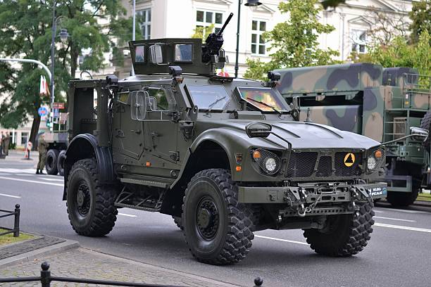 tactical vehicle oshkosh m-atv mrap on the street - 防地雷反伏擊車 個照片及圖片檔