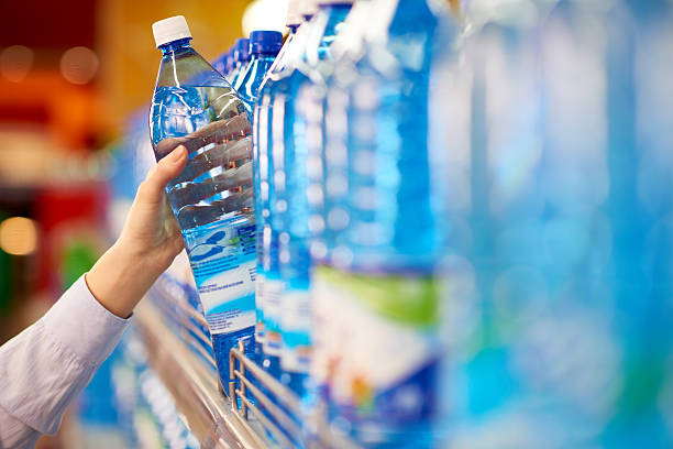 taking water bottle - soda supermarket stockfoto's en -beelden