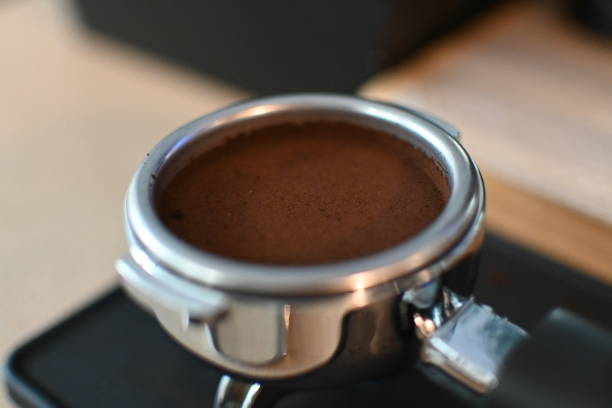 caffè espresso domato su portafilter - correa foto e immagini stock