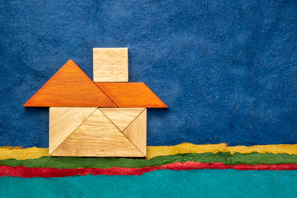 casa de tangram sobre el paisaje abstracto del papel - tangram casa fotografías e imágenes de stock