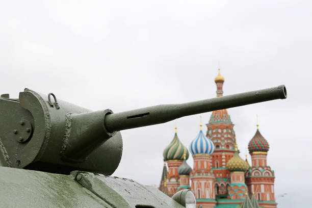 성 바실리 대성당을 배경으로 모스크바의 붉은 광장에 탱크 건 - russian army 뉴스 사진 이미지