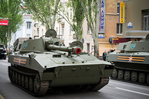 ●第二次世界大戦で勝利を記念した軍事パレードでの自称ドネツク人民共和国の軍隊の戦車 - ストックフォト・写真素材...