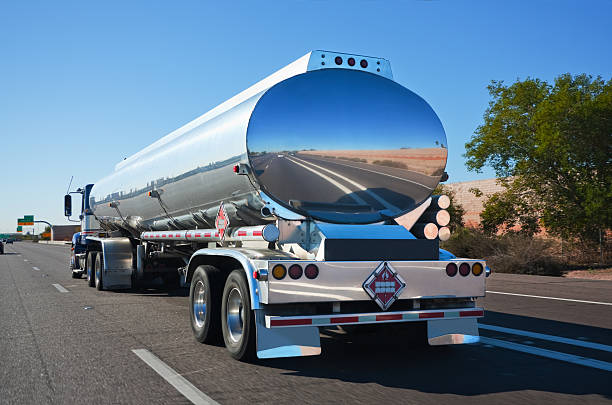 tanker truck auf dem highway - tanklastwagen stock-fotos und bilder