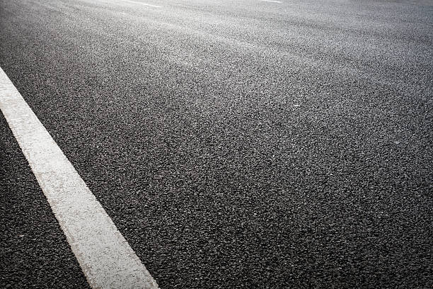 tarmac road - asfalt stockfoto's en -beelden