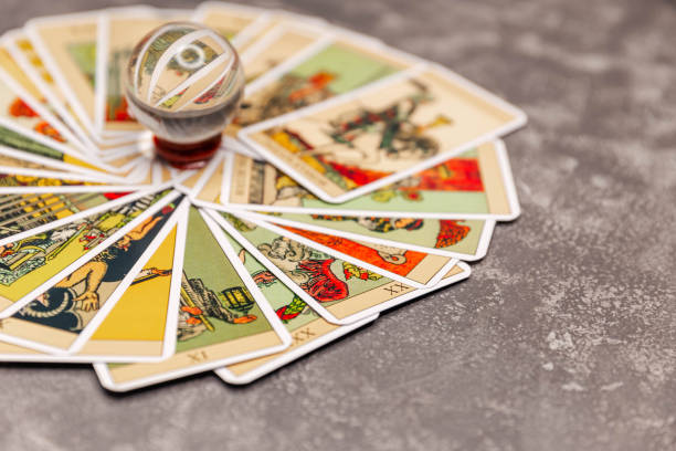 타로 카드와 마법의 크리스탈 공. 테이블에 타로 카드 세트. - tarot 뉴스 사진 이미지