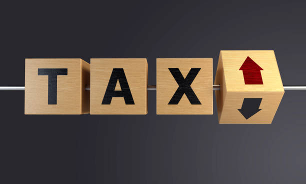 увеличение налогов с деревянным блоком - taxes стоковые фото и изображения