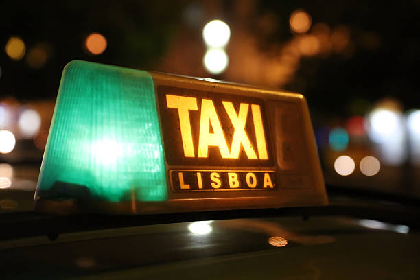 taxi in lisbon, portugal, by night - taxi lisboa imagens e fotografias de stock