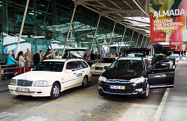 movimenta-se fora de chegadas do aeroporto de lisboa portugal - taxi lisboa imagens e fotografias de stock
