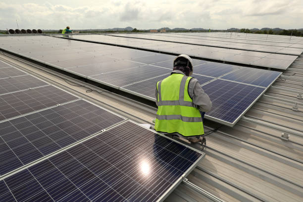 technicus aansluitkabel solar rooftop - zonnepanelen warehouse stockfoto's en -beelden