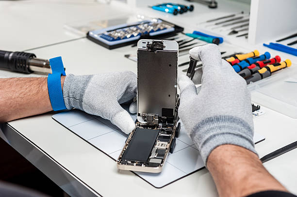 technician repairing a smarphone - elektricitet verktyg smartphone bildbanksfoton och bilder