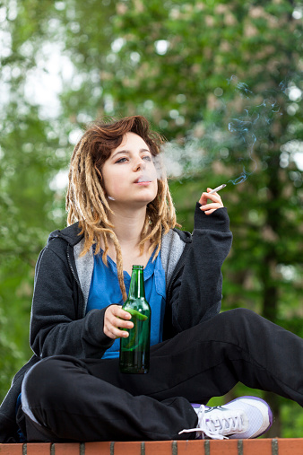 Девушка курит наркотик как долго выходит из организма наркотики