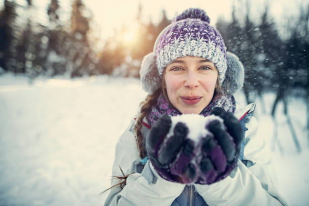 십대 소녀 즐기는 겨울 - 귀덮개 뉴스 사진 이미지