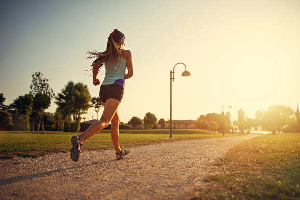 nastoletnia dziewczyna biegająca w parku miejskim - runner zdjęcia i obrazy z banku zdjęć