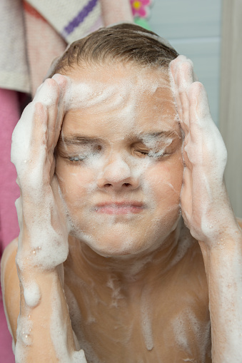 bir genc kiz banyoda banyo sabunlu kopuk yuzu olan sabunlardi stok fotograflar 13 19 yas arasi nin daha fazla resimleri istock