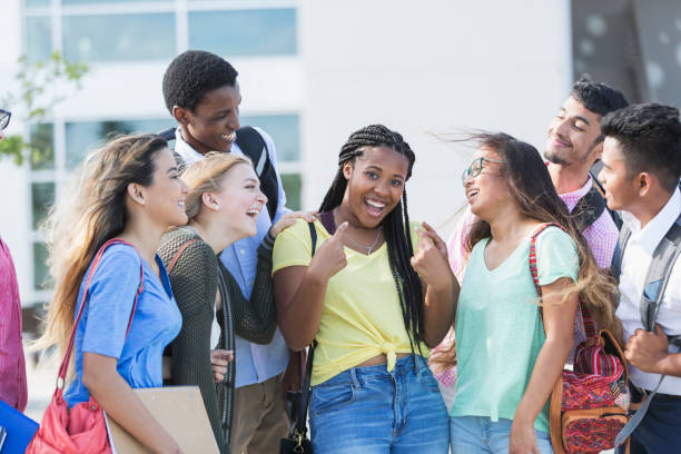 十代の少女の学校外の多民族の友人 - 人　好かれる ストックフォトと画像