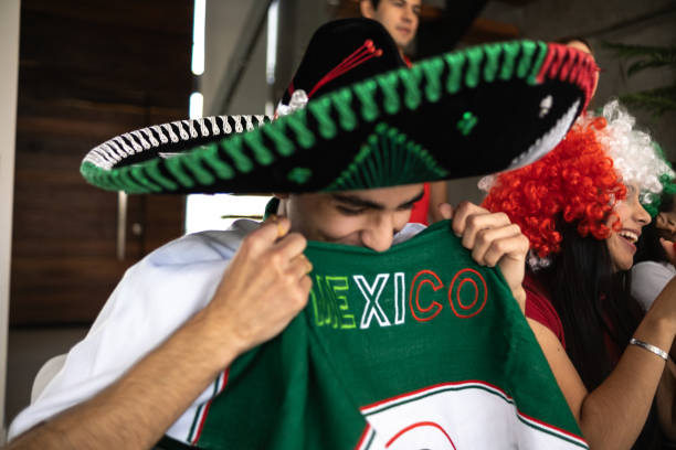 teenage latin boy cheering the mexico soccer team playing at home - mexico soccer jersey 個照片及圖片檔