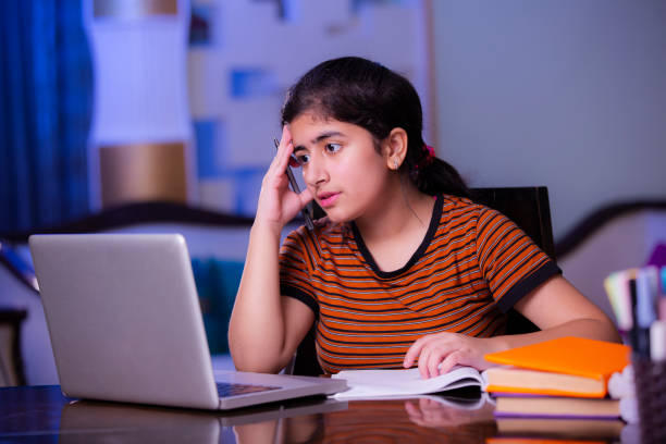 het meisje dat van de tiener haar foto van de thuiswerkvoorraad doet - student night study stressed stockfoto's en -beelden