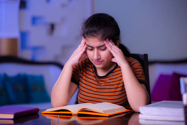 het meisje dat van de tiener haar foto van de thuiswerkvoorraad doet - student night study stressed stockfoto's en -beelden