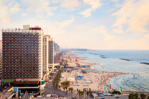 побережье тель-авива с пляжами отелей и людьми - tel aviv стоковые фото и изображения