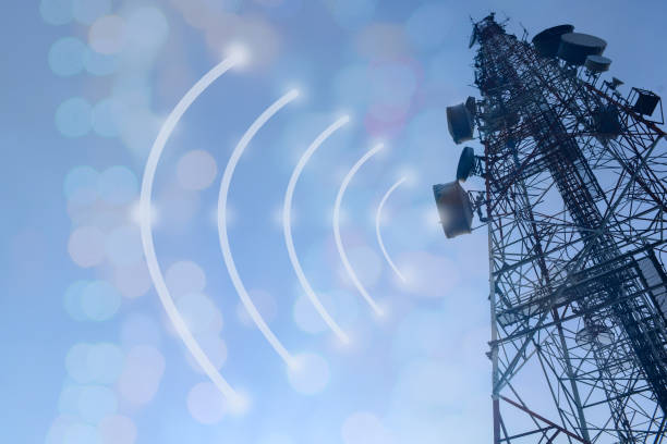 telecommunicatie mast tv-antennes draadloze technologie - zendmast stockfoto's en -beelden