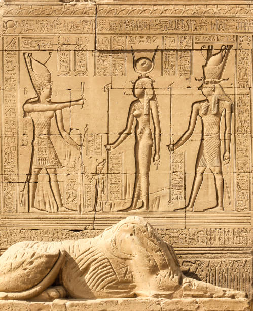 tempel van hathor, dendera, cleopatra en caesar osiris, muur luxor egypte, tekens en symbolen - cleopatra stockfoto's en -beelden