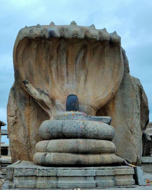 Temple Lepakshi Single Stone Idol made within few hours while they were waiting for food to be prepared brimham rocks stock pictures, royalty-free photos & images