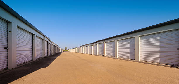 Temporary Storage Facility Long line of garage doors at a temporary storage facility self storage stock pictures, royalty-free photos & images