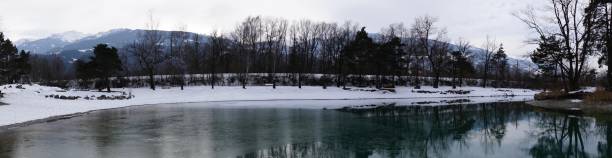 terfens im bezirk schwaz am fuße des  karwendel tirol österreich - badesee weißlahn im inntal - panorama - badesee stock-fotos und bilder