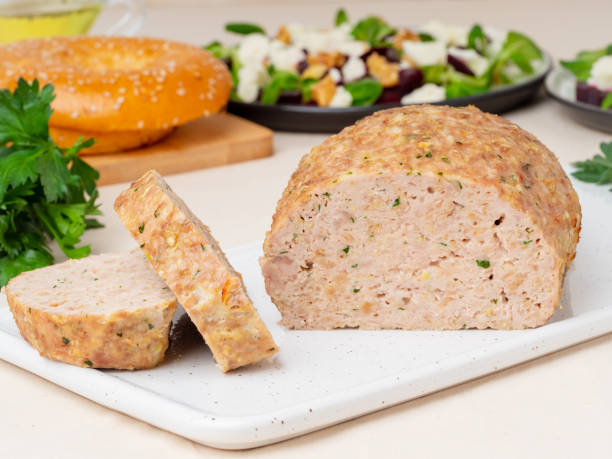 terrine, 미트 로프입니다. 구운된 터키 지상 고기입니다. 전통적인 프랑스와 미국 요리입니다. 사이드 보기, 백색 대리석 배경 - meat loaf 뉴스 사진 이미지