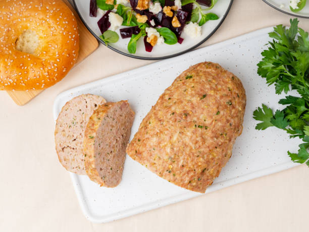 terrine, 미트 로프입니다. 구운된 터키 지상 고기입니다. 전통적인 프랑스와 미국 요리입니다. 상위 뷰, 백색 대리석 배경 - meat loaf 뉴스 사진 이미지