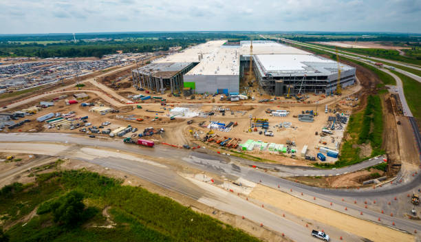 Tesla Gigafactory Austin or known as GigaTexas aerial view shows condturction progress and the 4680 battery factory almost complete Austin , Texas , USA - August 30th 2021:  Amazing aerial drone views from above GigaTexas show the construction progress of the Factory that will make the Tesla Modlel Y qnd then the Cybertruck and maybe tesla Semi and Tesla Bot batteries stock pictures, royalty-free photos & images
