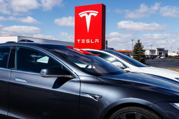 Tesla says new V3 Supercharger stations will reduce recharging times by half II Indianapolis - Circa March 2019: Tesla Service Center. Tesla says new V3 Supercharger stations will reduce recharging times by half II tesla motors stock pictures, royalty-free photos & images